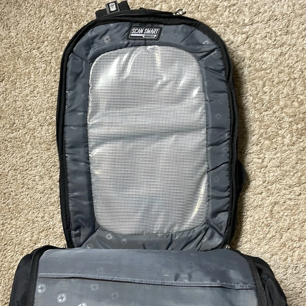 Like New SwissGear ScanSmart TSA 17 Inch Black Laptop Backpack